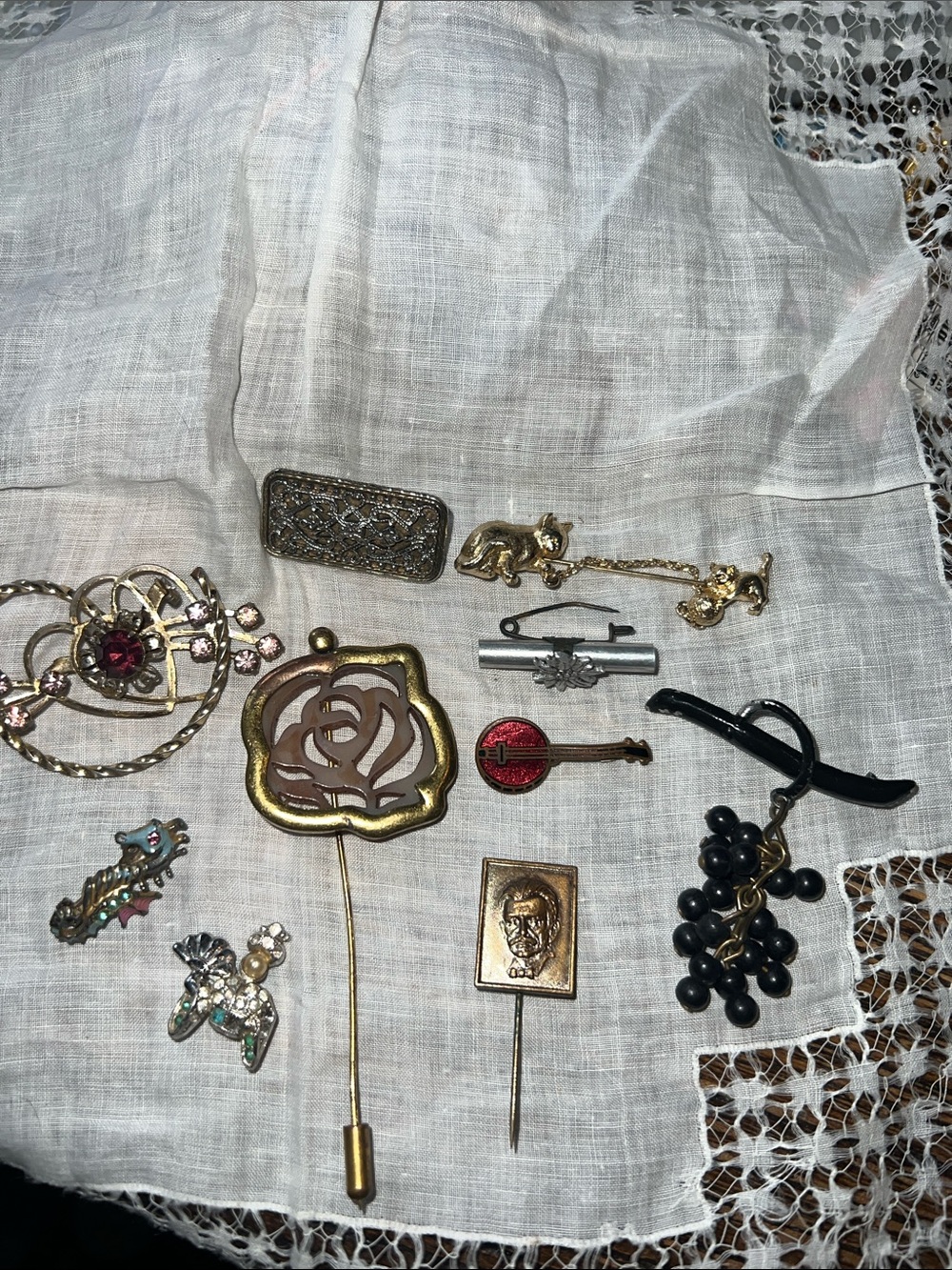 Lot Antique & Vintage brooches stick pins